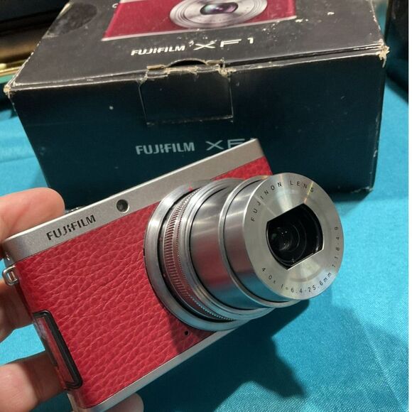 Fujifilm XF1 12.0MP Compact Digital Camera Red - Picture 2 of 10